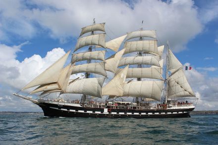 1024px-Belem_au_large_de_Brest_28_04_2012